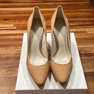 NWT- Coach patent pump- size 7.5 m -light camel -Giovanna Patent